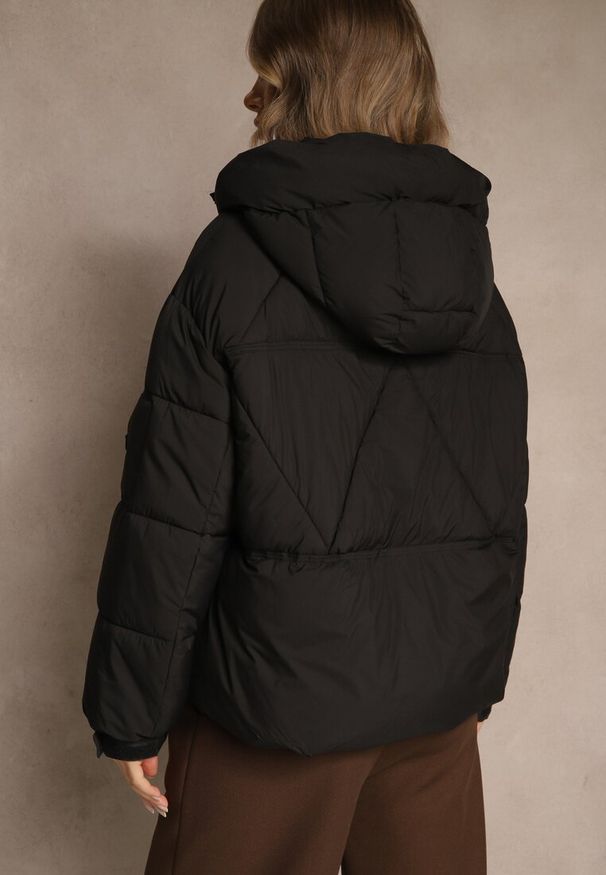 Renee - Czarna Kurtka Puffer z Pikowaniem Kapturem i Kieszonką przy Rękawie Galeida. Okazja: na co dzień, na spacer. Kolor: czarny. Materiał: jeans. Długość: krótkie. Styl: casual