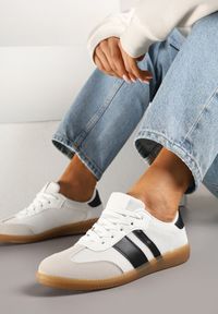 Renee - Białe Sneakersy w Stylu Tenisówek Ozdobione Paskami Jenaniela. Okazja: na co dzień. Zapięcie: pasek. Kolor: biały. Materiał: jeans. Wzór: aplikacja #1