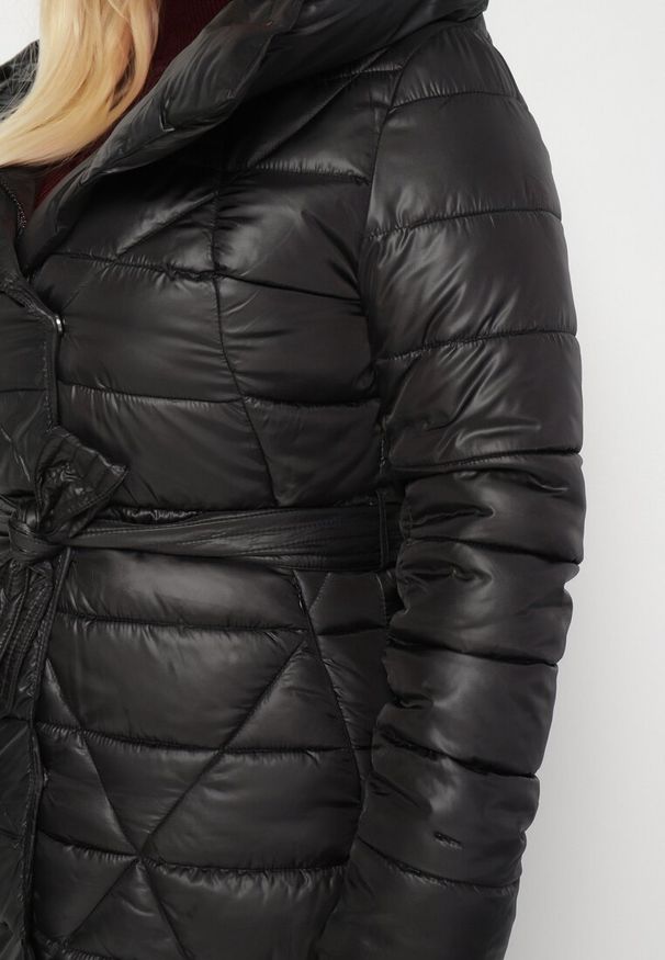 Born2be - Czarna Pikowana Kurtka z Kapturem i Dwustronnym Suwakiem Wiązana w Pasie Tatida. Okazja: na co dzień. Typ kołnierza: kaptur. Kolekcja: plus size. Kolor: czarny. Materiał: jeans. Styl: casual, elegancki, klasyczny