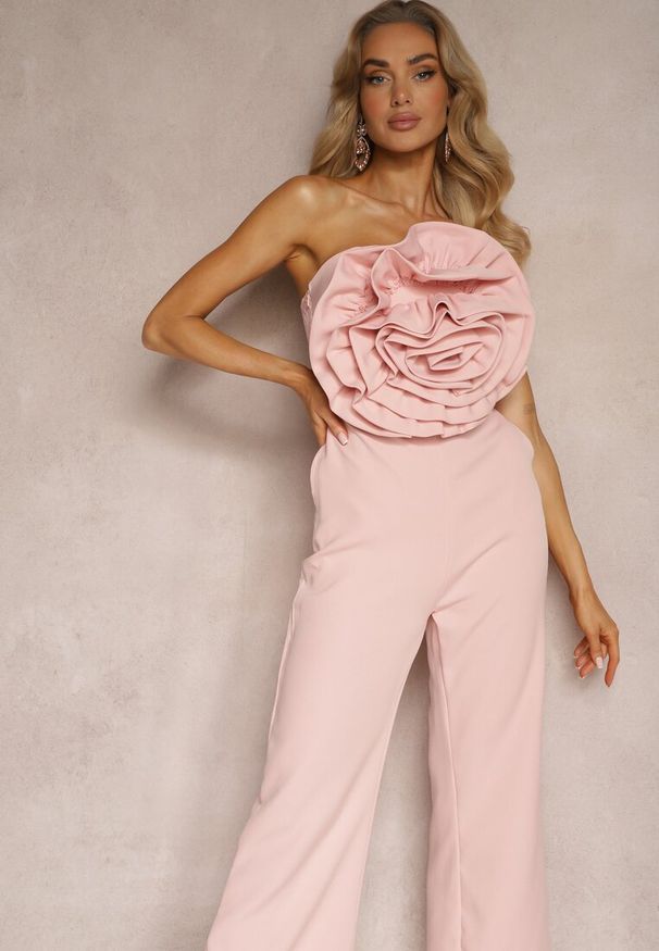 Renee - Różowy Kombinezon z Dużym Naszytym Kwiatem bez Rękawów Usemia. Kolor: różowy. Długość rękawa: bez rękawów. Wzór: aplikacja, kwiaty