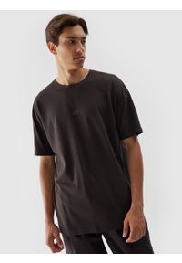 4f - T-shirt oversize z nadrukiem męski - brązowy. Kolor: brązowy. Materiał: bawełna. Wzór: nadruk
