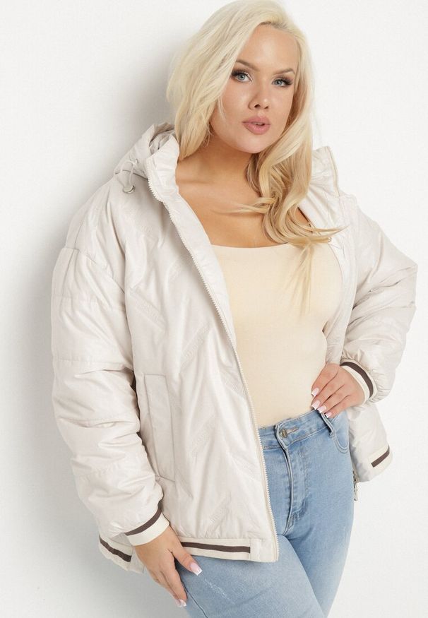 Born2be - Beżowa Kurtka Pikowana z Odpinanym Kapturem i Ozdobnymi Ściągaczami Dorseli. Okazja: na co dzień. Kolekcja: plus size. Kolor: beżowy. Długość: długie. Wzór: aplikacja. Materiał: jeans. Długość rękawa: długi rękaw. Sezon: jesień. Styl: casual, elegancki