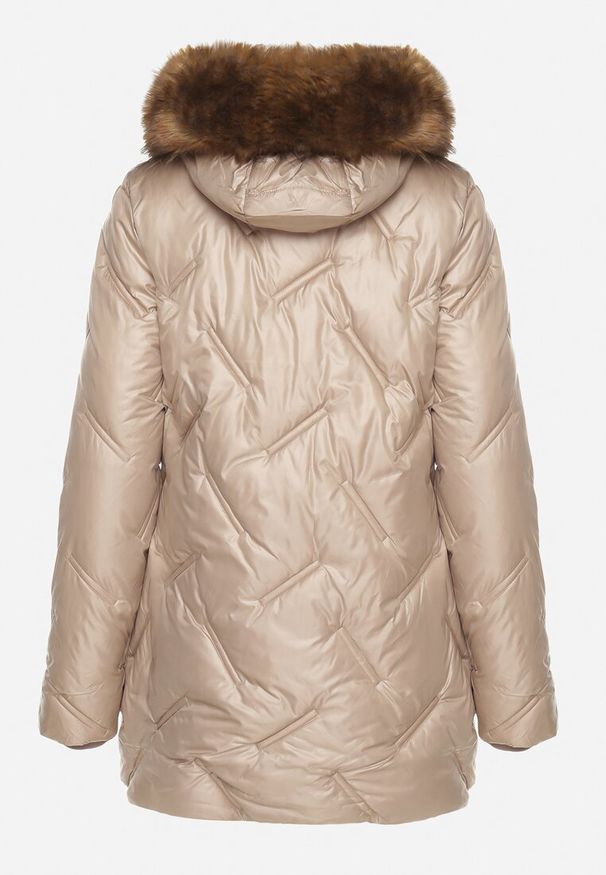 Born2be - Beżowa Pikowana Kurtka z Kapturem i Odpinanym Futerkiem Sagisia. Okazja: na co dzień. Typ kołnierza: kaptur. Kolor: beżowy. Materiał: futro. Długość rękawa: długi rękaw. Długość: długie. Styl: casual, elegancki