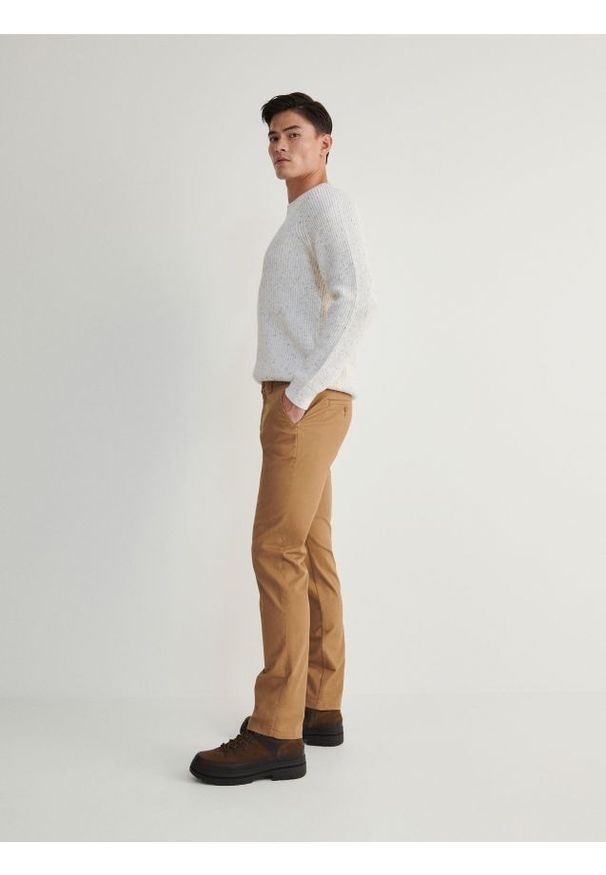 Reserved - Spodnie chino slim fit - brązowy. Kolor: brązowy. Materiał: bawełna
