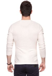 Wrangler - MĘSKI SWETER WRANGLER PIQUE CREW KNIT IVORY W8616PTIV. Materiał: bawełna, dzianina. Wzór: ze splotem