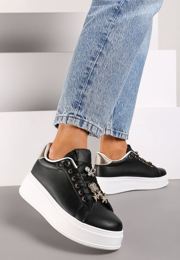 Renee - Czarne Sneakersy na Płaskiej Podeszwie Ozdobione Aplikacjami Motyli i Rozgwiazd Asnoria. Nosek buta: okrągły. Zapięcie: sznurówki. Kolor: czarny. Wzór: aplikacja. Obcas: na płaskiej podeszwie. Wysokość obcasa: niski