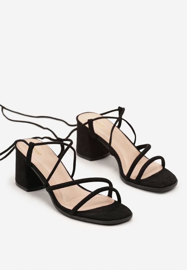 Born2be - Czarne Sandały Vices na Obcasie Ozdobione Wiązaniem Ataniaria. Okazja: na co dzień. Kolor: czarny. Wzór: aplikacja. Obcas: na obcasie. Styl: casual, elegancki. Wysokość obcasa: średni