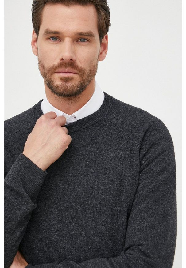 Trussardi Jeans - Trussardi sweter wełniany męski kolor szary lekki. Kolor: szary. Materiał: wełna. Długość rękawa: długi rękaw. Długość: długie
