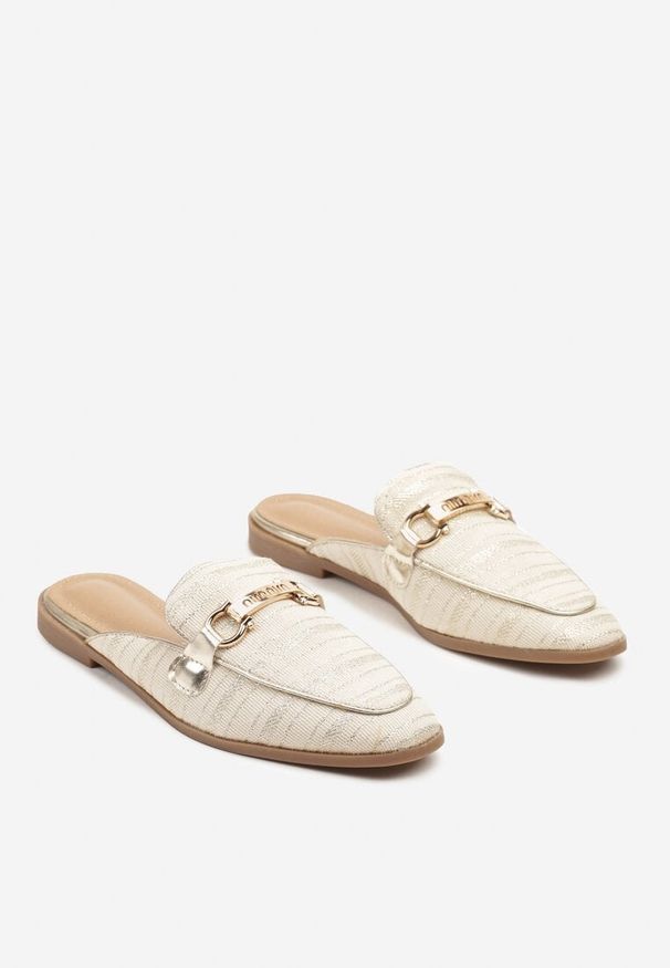 Born2be - Beżowo-Złote Klapki Mule Ozdobione Klamerką i Błyszczącą Nicią Tateris. Okazja: na co dzień. Kolor: beżowy. Materiał: jeans. Wzór: aplikacja. Sezon: lato. Obcas: na obcasie. Styl: elegancki, casual. Wysokość obcasa: niski