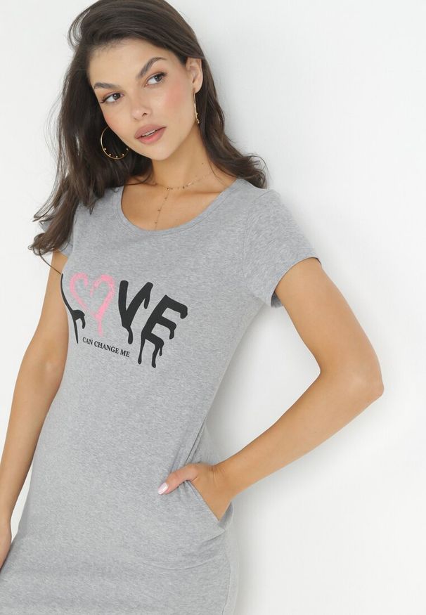 Born2be - Szara Bawełniana Sukienka T-shirtowa z Napisem Avera. Kolor: szary. Materiał: bawełna. Długość rękawa: krótki rękaw. Wzór: napisy