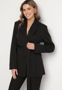 Born2be - Czarna Jednorzędowa Marynarka z Paskiem i Usztywnionymi Ramionami Diomella. Okazja: na co dzień. Kolor: czarny. Materiał: jeans. Styl: elegancki, casual