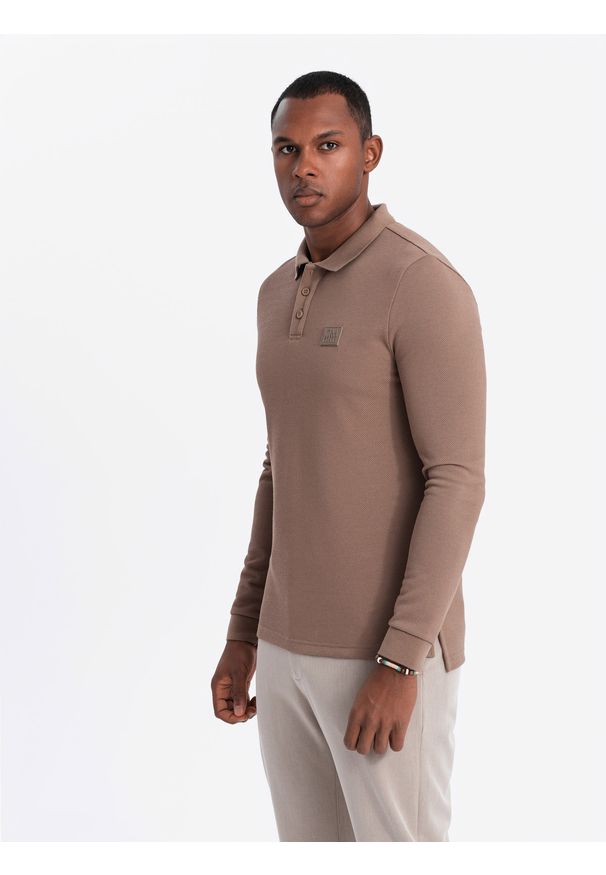 Ombre Clothing - Męski strukturalny longsleeve polo z naszywką – brązowy V4 OM-POLS-0131 - XXL. Okazja: na co dzień. Typ kołnierza: polo. Kolor: brązowy. Materiał: wiskoza, dzianina, poliester, materiał, bawełna, włókno. Długość rękawa: długi rękaw. Wzór: aplikacja. Styl: sportowy, casual, elegancki