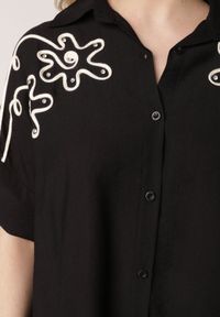 Born2be - Czarna Nietoperzowa Koszula z Wiskozy z Haftem i Podpinanymi Rękawami Jilyla. Okazja: do pracy, na co dzień. Kolor: czarny. Materiał: wiskoza. Długość: długie. Wzór: haft. Styl: elegancki, casual #4