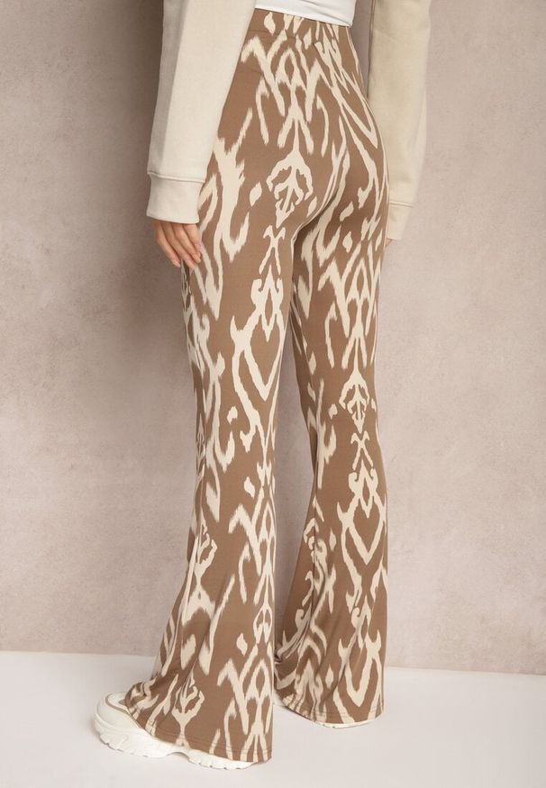 Renee - Brązowe Spodnie o Kroju Dzwonów High Waist z Gumką w Talii Zaianna. Okazja: na co dzień. Stan: podwyższony. Kolor: brązowy. Styl: klasyczny, elegancki, casual