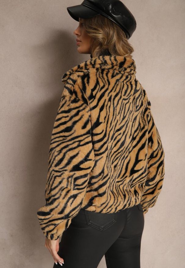 Renee - Beżowa Kurtka Futerko w Zebrowy Print ze Ściągaczem i Kieszeniami Felremi. Kolor: brązowy. Materiał: futro. Wzór: nadruk