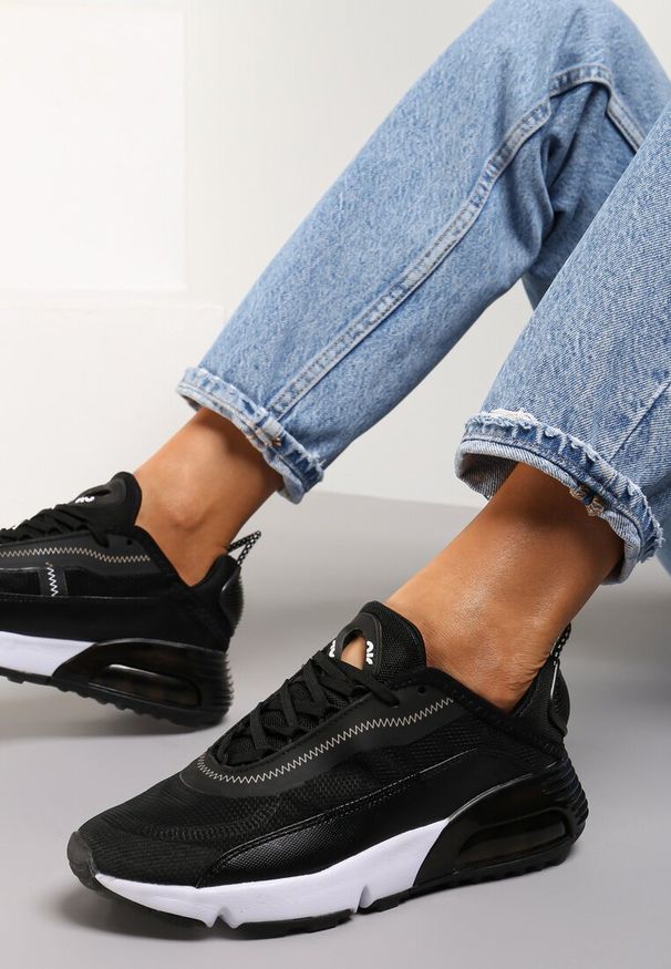 Renee - Czarne Sneakersy Azama. Zapięcie: bez zapięcia. Kolor: czarny. Materiał: materiał. Szerokość cholewki: normalna. Wzór: aplikacja