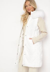 Born2be - Biała Kamizelka Pikowana z Futerkiem i Kapturem Innarella. Okazja: na co dzień, do pracy. Kolor: biały. Materiał: futro. Styl: casual, elegancki #7