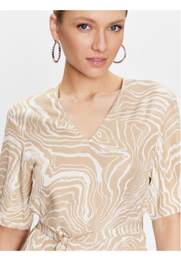 Calvin Klein Sukienka codzienna Wave Print K20K205222 Beżowy Regular Fit. Okazja: na co dzień. Kolor: beżowy. Materiał: wiskoza. Wzór: nadruk. Typ sukienki: proste. Styl: casual