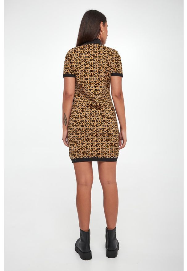 Sukienka mini logowana DKNY. Długość: mini