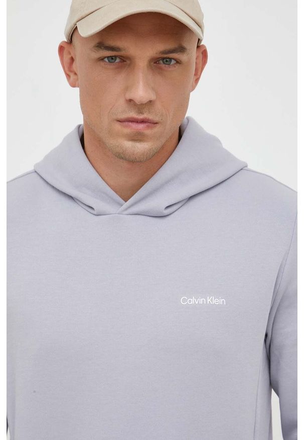 Calvin Klein bluza męska kolor szary z kapturem gładka. Typ kołnierza: kaptur. Kolor: szary. Długość rękawa: długi rękaw. Długość: długie. Wzór: gładki