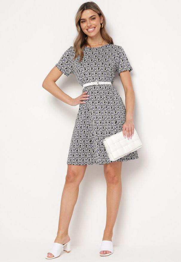 Born2be - Czarno-Biała Rozkloszowana Sukienka z Wiskozy Krótkim Rękawem i Mozaikowym Printem Hyacina. Kolor: czarny. Materiał: wiskoza. Długość rękawa: krótki rękaw. Wzór: nadruk. Sezon: lato. Styl: wakacyjny