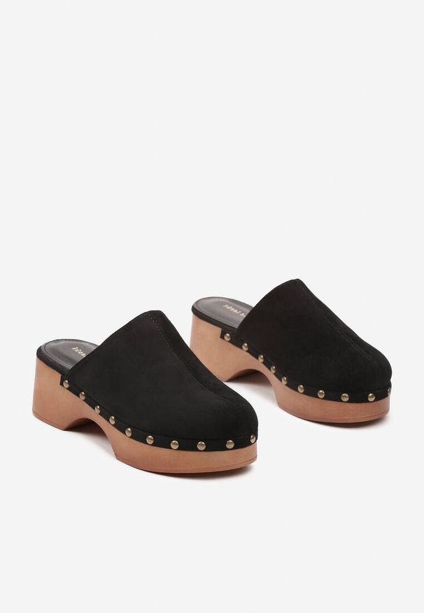 Renee - Czarne Klapki w Stylu Chodaków Ozdobione Nitami na Słupku Amonde. Kolor: czarny. Wzór: aplikacja. Obcas: na słupku