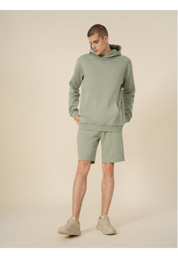 outhorn - Outhorn Szorty sportowe OTHSS23TSHOM130 Zielony Regular Fit. Kolor: zielony. Materiał: bawełna. Styl: sportowy