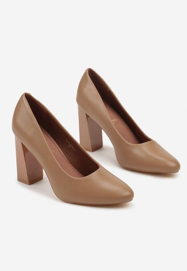 Born2be - Ciemnobeżowe Czółenka Vices na Klockowym Obcasie z Wkładką ze Skóry Naturalnej Essenia. Okazja: na randkę. Kolor: beżowy. Materiał: skóra. Obcas: na obcasie. Wysokość obcasa: średni