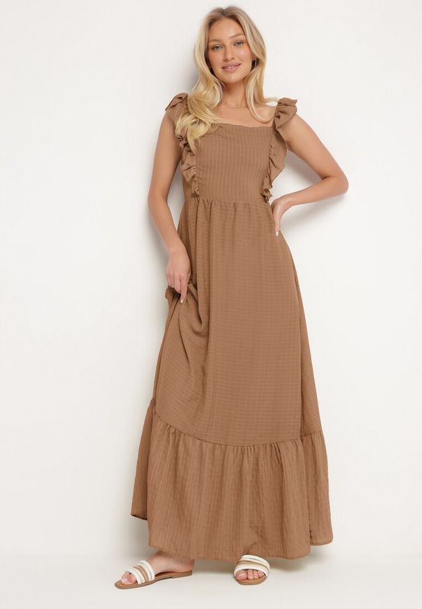 Born2be - Ciemnobeżowa Sukienka na Ramiączkach z Falbankami i Gumką w Talii z Wiązaniem na Plecach Tiolla. Typ kołnierza: kołnierz z falbankami. Kolor: beżowy. Długość rękawa: na ramiączkach. Styl: klasyczny, elegancki, wizytowy