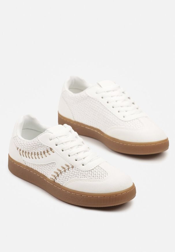 Renee - Białe Sneakersy w Stylu Klasycznych Tenisówek Zdobione Przeszyciami i Tweedem Koriznne. Okazja: na co dzień, na spotkanie biznesowe. Nosek buta: okrągły. Kolor: biały. Materiał: jeans. Szerokość cholewki: normalna. Wzór: aplikacja