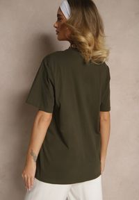 Renee - Ciemnozielona Bawełniana Koszulka T-shirt z Małym Napisem Lanivelle. Okazja: na co dzień. Kolor: zielony. Materiał: bawełna. Wzór: napisy. Styl: klasyczny, elegancki, casual
