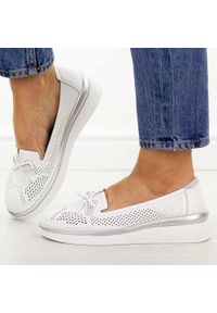 Białe ażurowe skórzane półbuty damskie S.Barski 7043. Okazja: na spacer, na co dzień. Nosek buta: okrągły. Zapięcie: bez zapięcia. Kolor: biały. Szerokość cholewki: normalna. Wzór: ażurowy. Materiał: skóra. Sezon: wiosna, jesień, lato. Styl: casual, elegancki #1