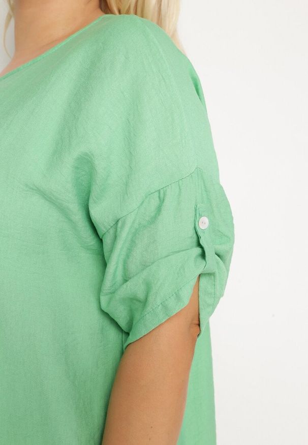 Born2be - Zielony Wiskozowy T-shirt Koszulka z Krótkim Rękawem Podwijanym i Haftem na Plecach Mleoria. Okazja: do pracy, na spotkanie biznesowe. Kolekcja: plus size. Kolor: zielony. Materiał: wiskoza. Długość rękawa: krótki rękaw. Długość: krótkie. Wzór: haft. Styl: klasyczny, elegancki, biznesowy
