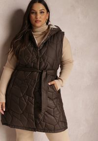 Renee - Brązowa Kamizelka Pikowana z Paskiem Maasho. Okazja: na co dzień. Kolekcja: plus size. Kolor: brązowy. Materiał: jeans, materiał. Długość rękawa: długi rękaw. Długość: długie. Wzór: aplikacja, gładki, jednolity. Styl: casual #5