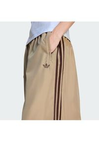 Adidas - adidas Spodnie dresowe Firebird Adilenium KD6300 Beżowy Regular Fit. Kolor: beżowy. Materiał: syntetyk #2