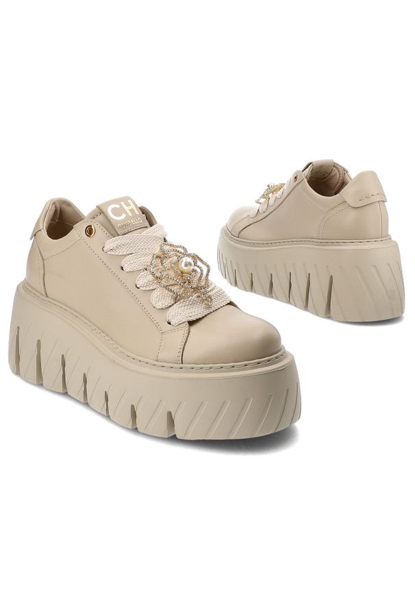 CheBello - Beżowe Sneakersy Chebello Modne Obuwie Damskie Na Platformie. Okazja: na co dzień. Kolor: beżowy. Materiał: jeans, skóra. Wzór: aplikacja. Obcas: na platformie. Styl: sportowy, casual