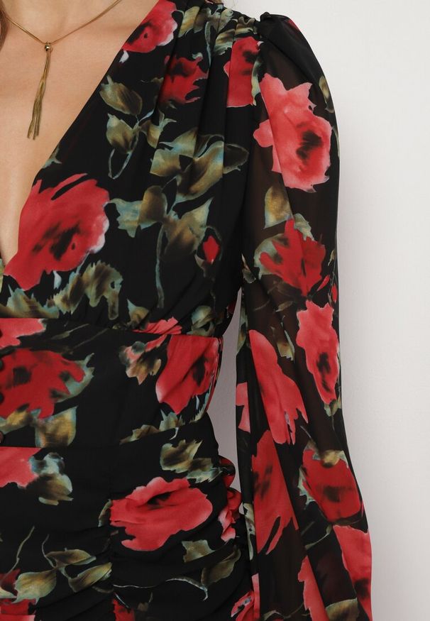 Born2be - Czarna Sukienka Dopasowana z Marszczeniem Kassissa. Okazja: na co dzień. Kolor: czarny. Materiał: jeans. Typ sukienki: proste. Styl: casual, elegancki