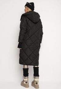 Born2be - Czarna Kurtka z Geometrycznym Pikowaniem Johnatta. Kolor: czarny. Wzór: geometria #4