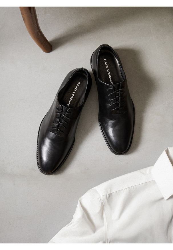 Pako Lorente - PAKO LORENTE – Obuwie męskie P000B-BX-071-C-0. Okazja: na wesele, na ślub cywilny. Materiał: skóra. Styl: elegancki, klasyczny