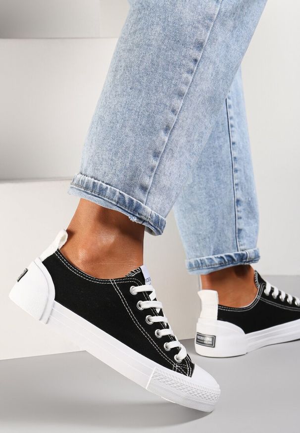 Renee - Czarne Trampki Rhethiphei. Nosek buta: okrągły. Kolor: czarny. Materiał: materiał, guma, jeans. Szerokość cholewki: normalna. Wzór: aplikacja, kolorowy