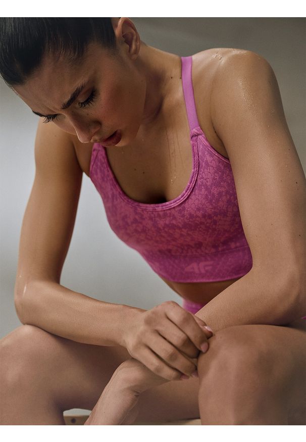 4f - 4F Biustonosz treningowy z niskim wsparciem - różowy XL/XXL. Kolor: różowy. Materiał: skóra, dzianina, włókno, materiał. Rodzaj stanika: wyciągane miseczki. Sport: fitness