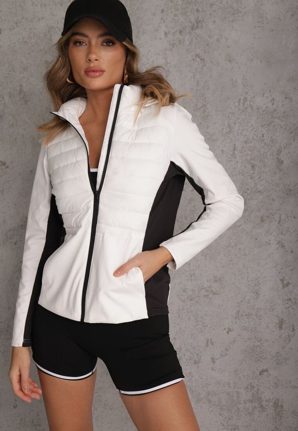 Renee - Biała Przejściowa Kurtka z Pikowaniem i Elastycznymi Rękawami Salisia. Okazja: na co dzień. Typ kołnierza: kaptur. Kolor: biały. Materiał: nylon. Styl: casual, sportowy
