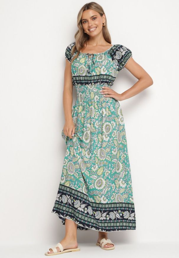 Born2be - Zielona Wzorzysta Sukienka Bawełniana o Rozkloszowanym Kroju z Marszczeniem w Talii Vialor. Okazja: na co dzień. Kolor: zielony. Materiał: bawełna. Długość rękawa: krótki rękaw. Wzór: aplikacja, kwiaty. Styl: elegancki, casual