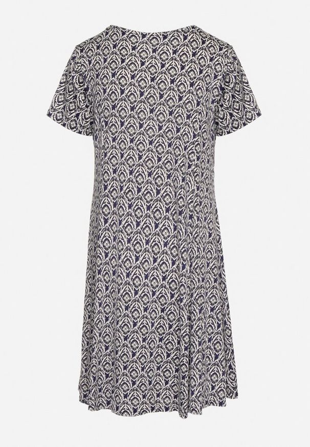 Born2be - Granatowo-Biała Rozkloszowana Sukienka z Wiskozy Krótkim Rękawem i Mozaikowym Printem Hyacina. Kolor: niebieski. Materiał: wiskoza. Długość rękawa: krótki rękaw. Wzór: nadruk. Sezon: lato. Styl: wakacyjny