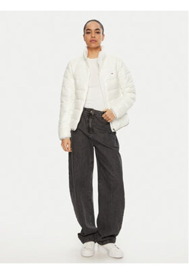 Tommy Jeans Kurtka zimowa Essential DW0DW19312 Écru Regular Fit. Materiał: syntetyk. Sezon: zima