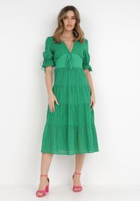 Born2be - Zielona Sukienka Galyllis. Kolor: zielony. Materiał: bawełna. Wzór: haft. Styl: boho. Długość: midi #1
