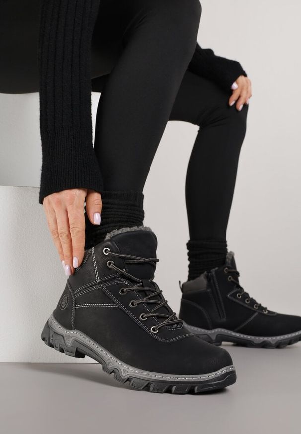 Born2be - Czarno-Szare Traperki Sportowe Mocno Ocieplone Vimee. Okazja: na spacer, na co dzień. Kolor: czarny. Sezon: zima. Styl: sportowy