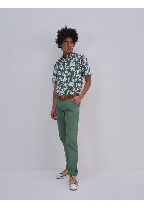 Big-Star - Spodnie chinosy męskie zielone Hektor 303. Kolor: zielony. Wzór: moro. Styl: klasyczny, elegancki, wizytowy, militarny