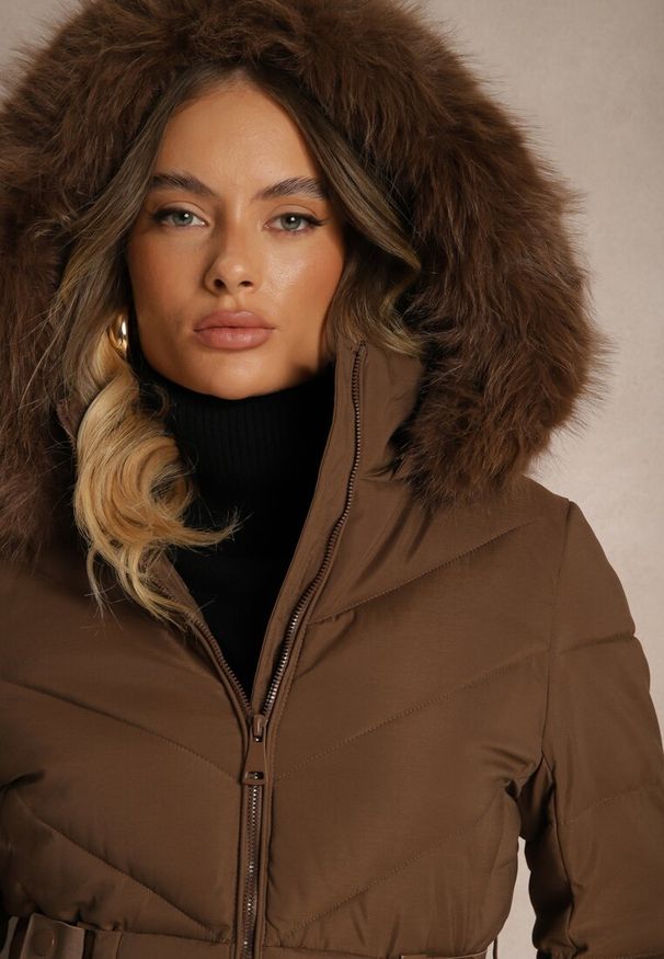 Renee - Brązowa Pikowana Kurtka Zdobiona Elastycznym Paskiem i Dwustronnym Suwakiem Innarelle. Kolor: brązowy. Materiał: materiał, jeans. Wzór: aplikacja. Styl: elegancki