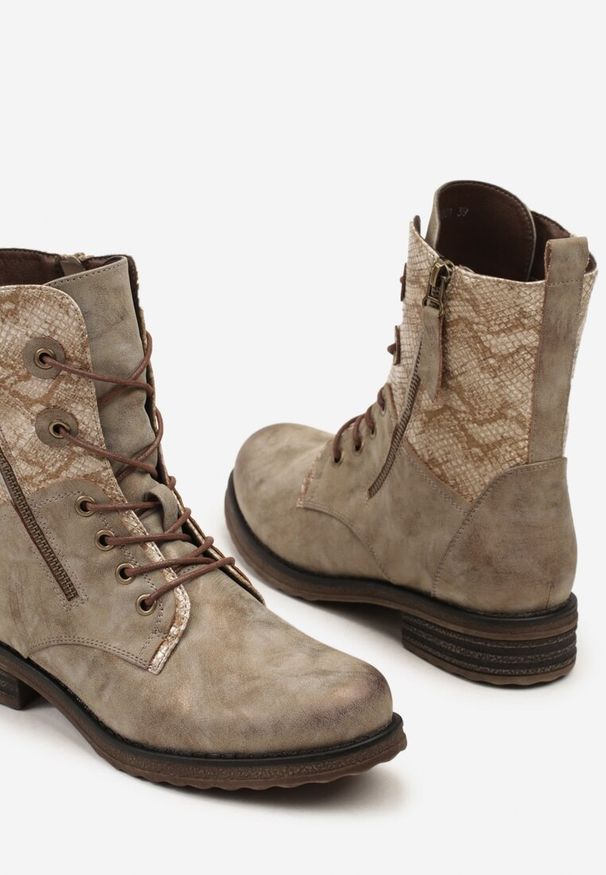 Born2be - Ciemnobeżowe Botki Workery Zdobione Suwakiem i Wężowym Tłoczeniem Vemindra. Okazja: na co dzień. Kolor: beżowy. Materiał: jeans. Wzór: aplikacja. Styl: klasyczny, casual